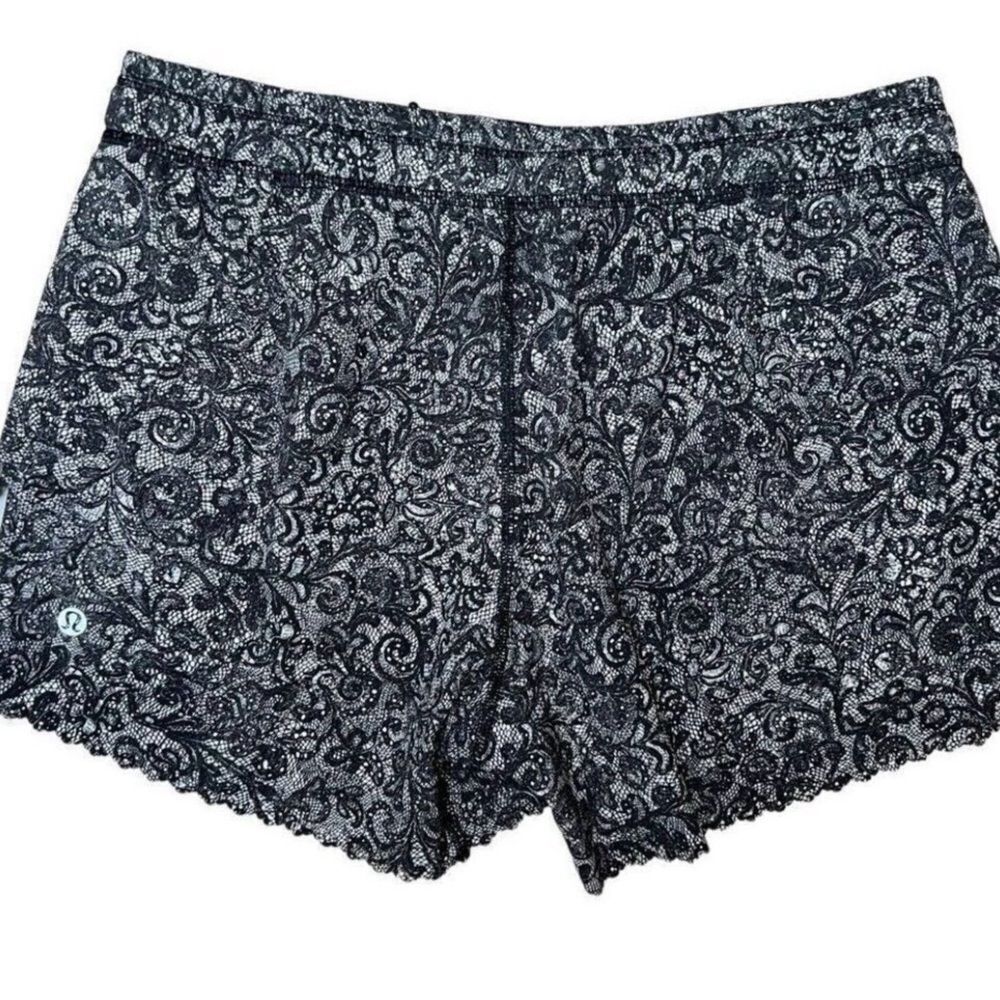 Lululemon Hit It Short 3.5 Mini Cinder Lace Black White Size 4